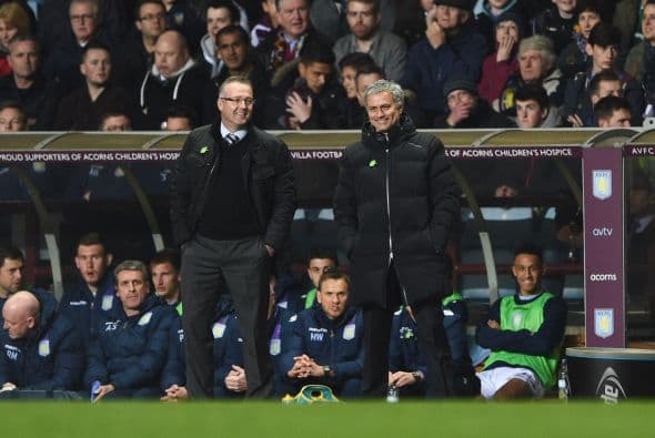 Como el partido no estaba muy bueno, Mourinho se fue al banquillo del Aston Villa para conversar amistosamente con el entrenador villano Paul Lamberg.