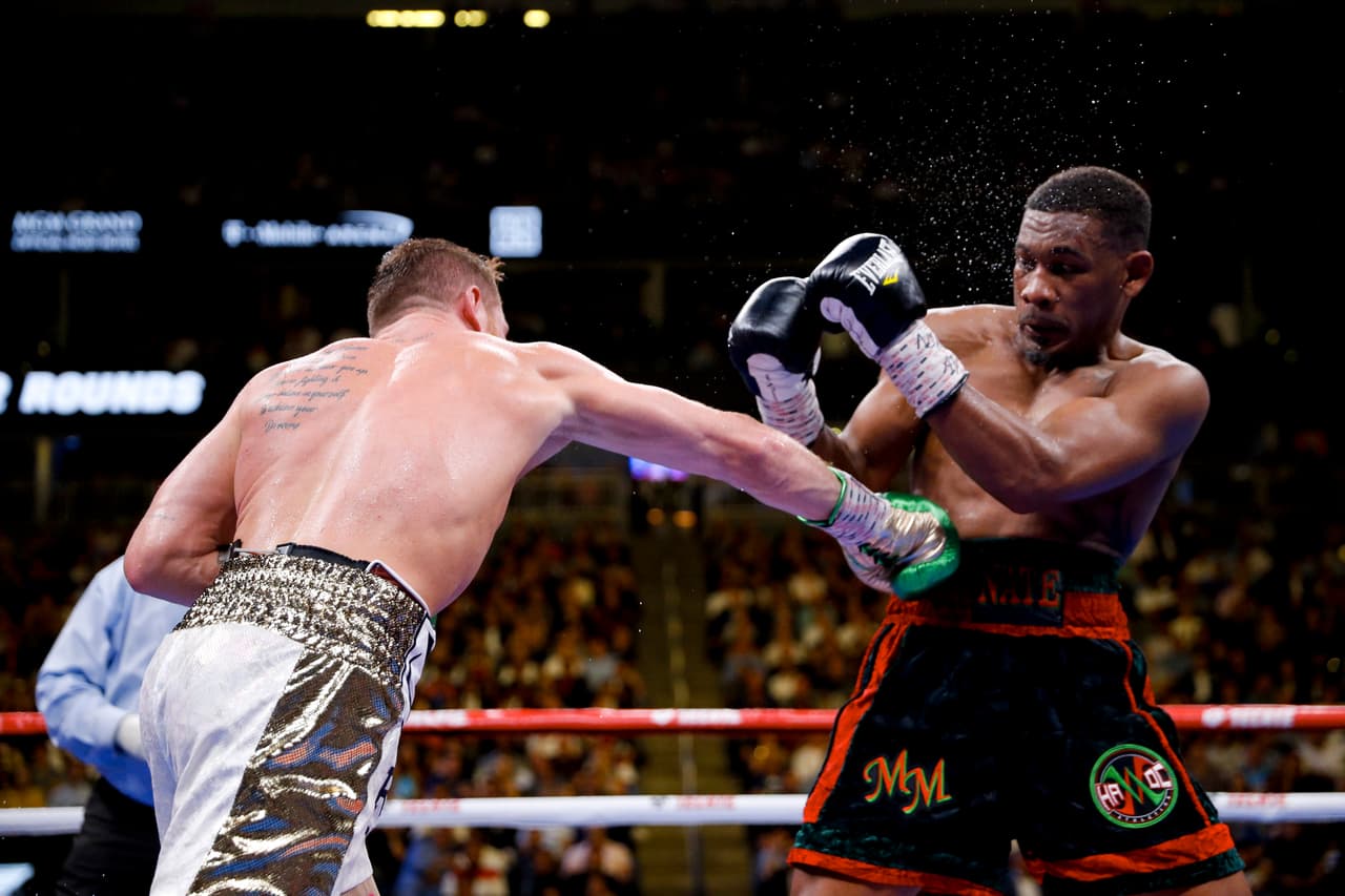 En el último asalto, Canelo Álvarez buscó más el contacto para quedarse con la victoria; los dos púgiles fallaron varios golpes durante la pelea.