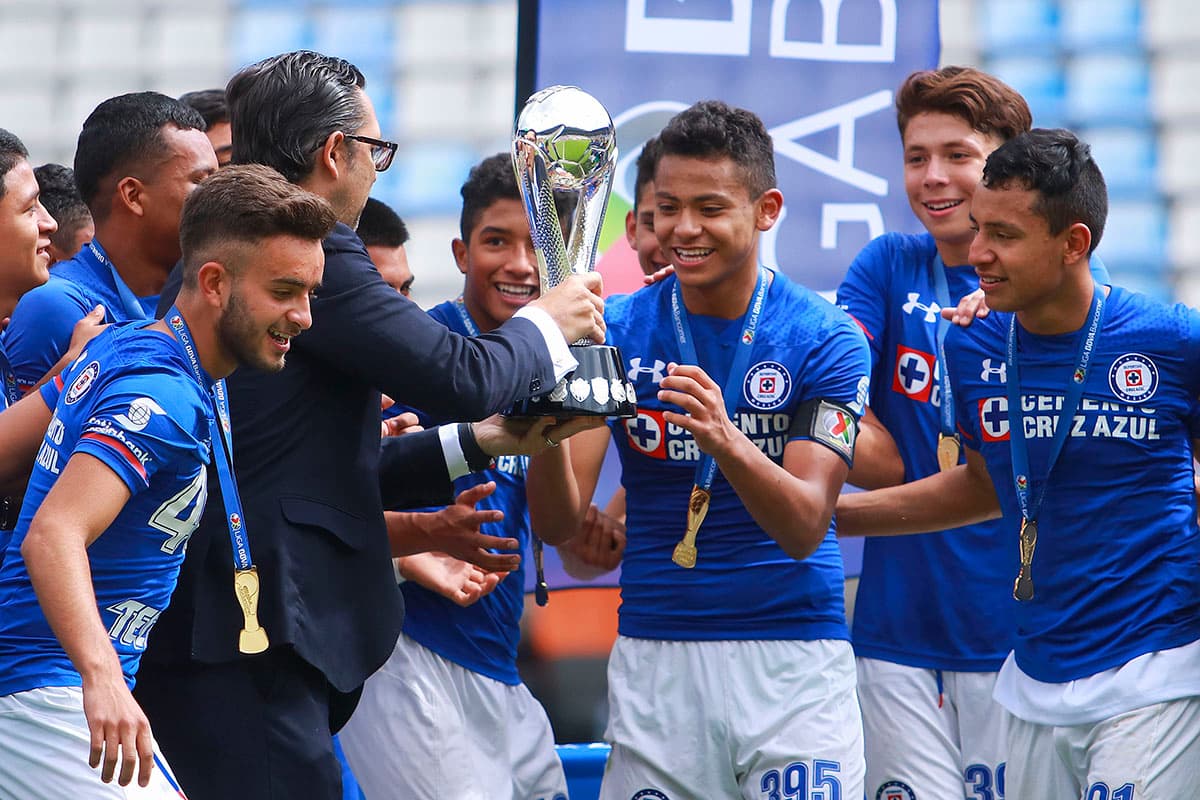 El capitán Óscar Morales recibió el trofeo que acredita al Cruz Azul como campeón de la Liga MX Sub-15.
