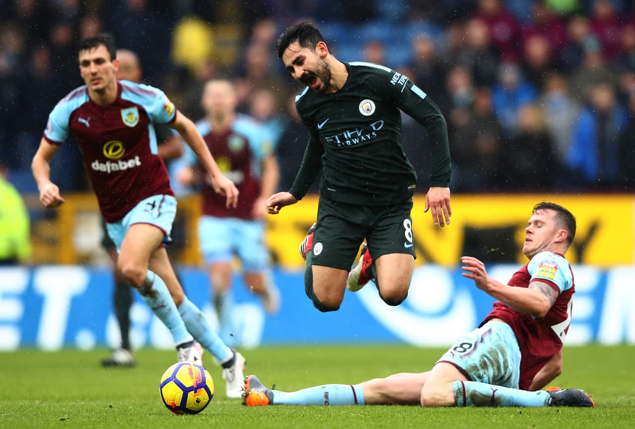 Burnley, sin poder respirar, intentaba ofender con un juego fuerte y alguna salida en velocidad llegar al área de Ederson.