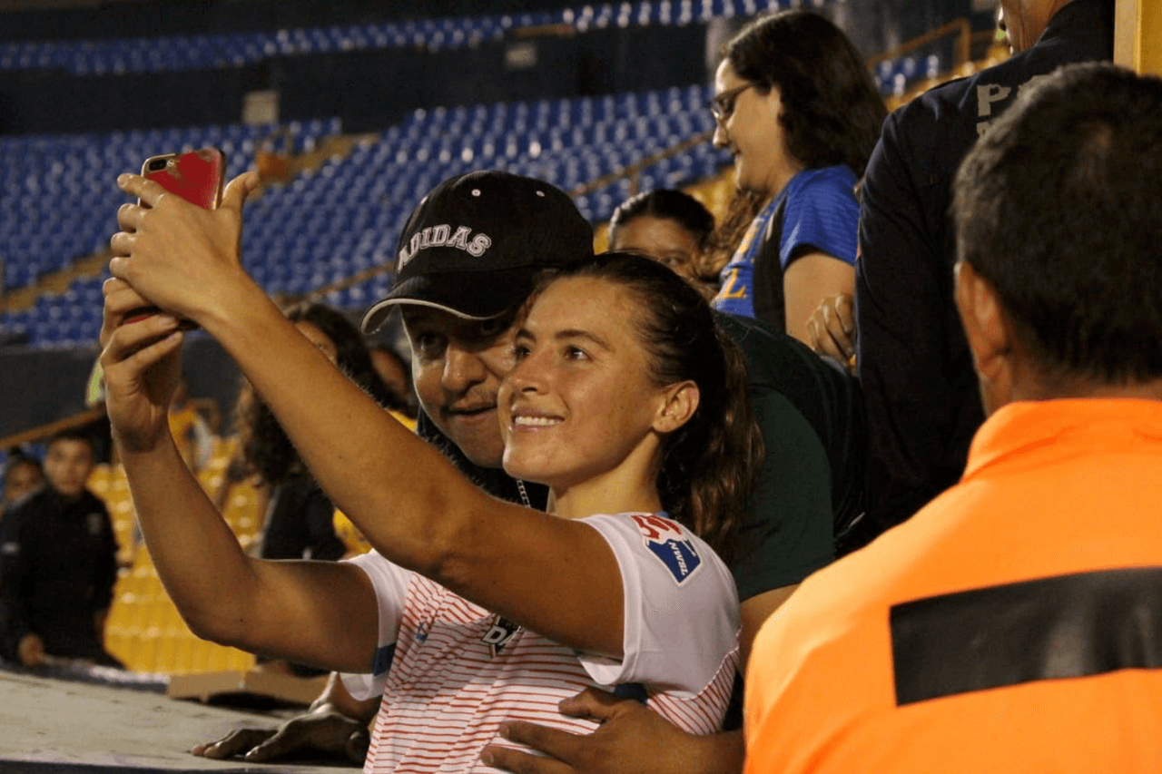 <b>Sofía Huerta, futbolista del Houston Dash</b>
<br>El equipo de futbol femenil de los Estados Unidos, Houston Dash, tuvo un partido en contra de Tigres femenil de la UANL. Un fanático, al pedirle una foto a Sofía, la toco sobre el pecho mientras se tomaban una foto. Las autoridades dieron con él y esta vetado de por vida en cualquier evento de futbol.