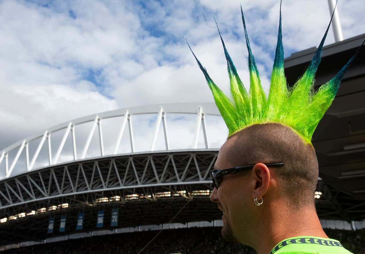 Un verdadero aficionado de Seattle Seahawks luce su corte y peinado con el CenturyLink Field de fondo.