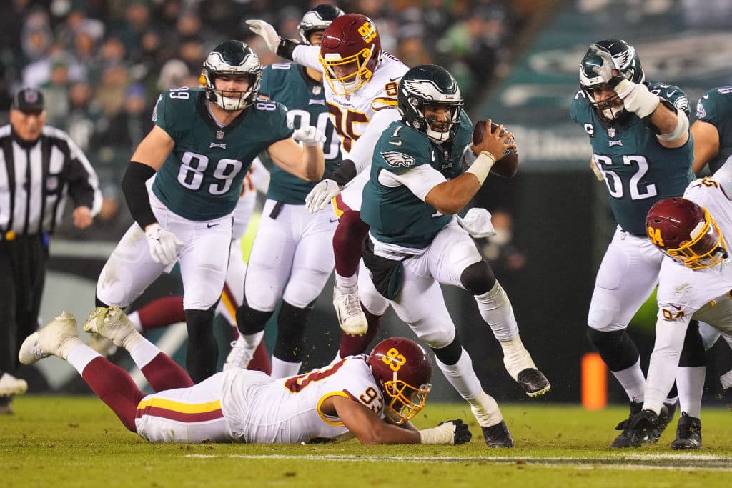 Los Angeles Rams dominan a los Seahawks en casa y les pegan 10-20, mientas Philadelphia continúa por la pelea en los Wildcards y vencen a Washington 17-27.