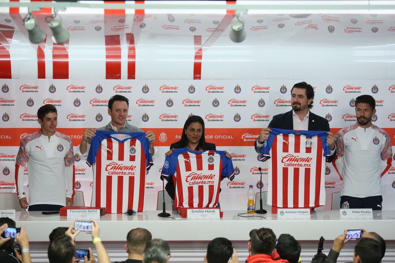 Chivas cerró la presentación de su nueva playera y patrocinador con la ilusión de recuperar su protagonismo en la Liga MX.