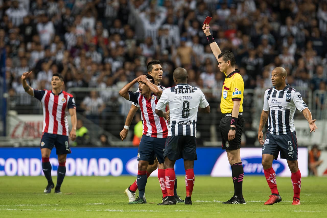 Monterrey y Chivas también repartieron puntos con un empate a dos goles, pero el Rebaño ganaba 2-0 cuando José Juan Vázquez salió expulsado del partido a los 33 minutos.