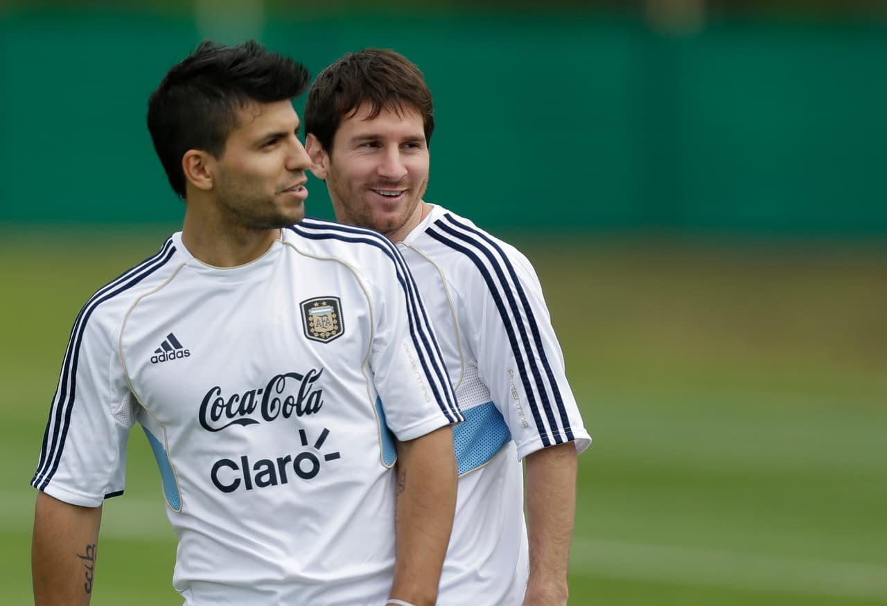 Messi cuestionó al goleador del City por mandarle un mensaje por la mañana, a lo que el exIndependiente contestó que abrió whatsapp lo vio en los mensajes y quiso desearle un buen día; además, le reclamó por contestar tan tarde y el del Barça se justificó diciendo que estaba entrenando.