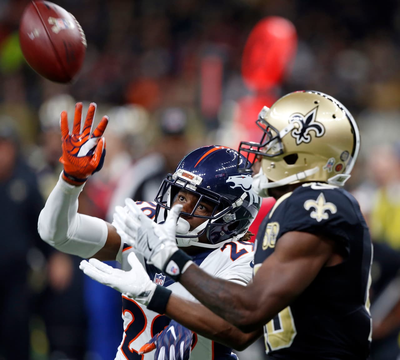 ¡Qué atrapada de Brandin Cooks! el receptor de los Saints se llevó este pase de 37 yardas a pesar de la cobertura del esquinero de Denver, Bradley Roby.