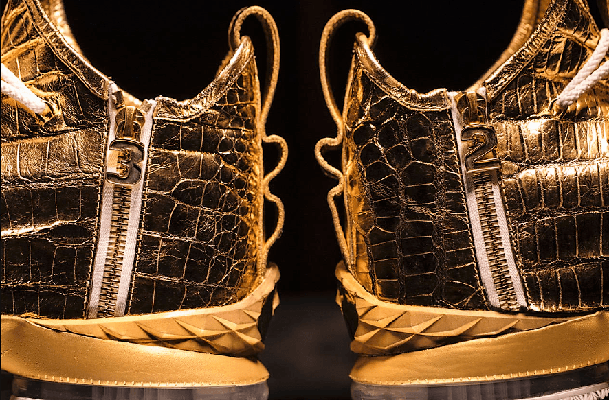 Este modelo, que es el único par en el mundo, tiene cierres dorados que fueron añadidos en la zona media de cada zapato y que usan 14 gramos de oro de 18 kilates.