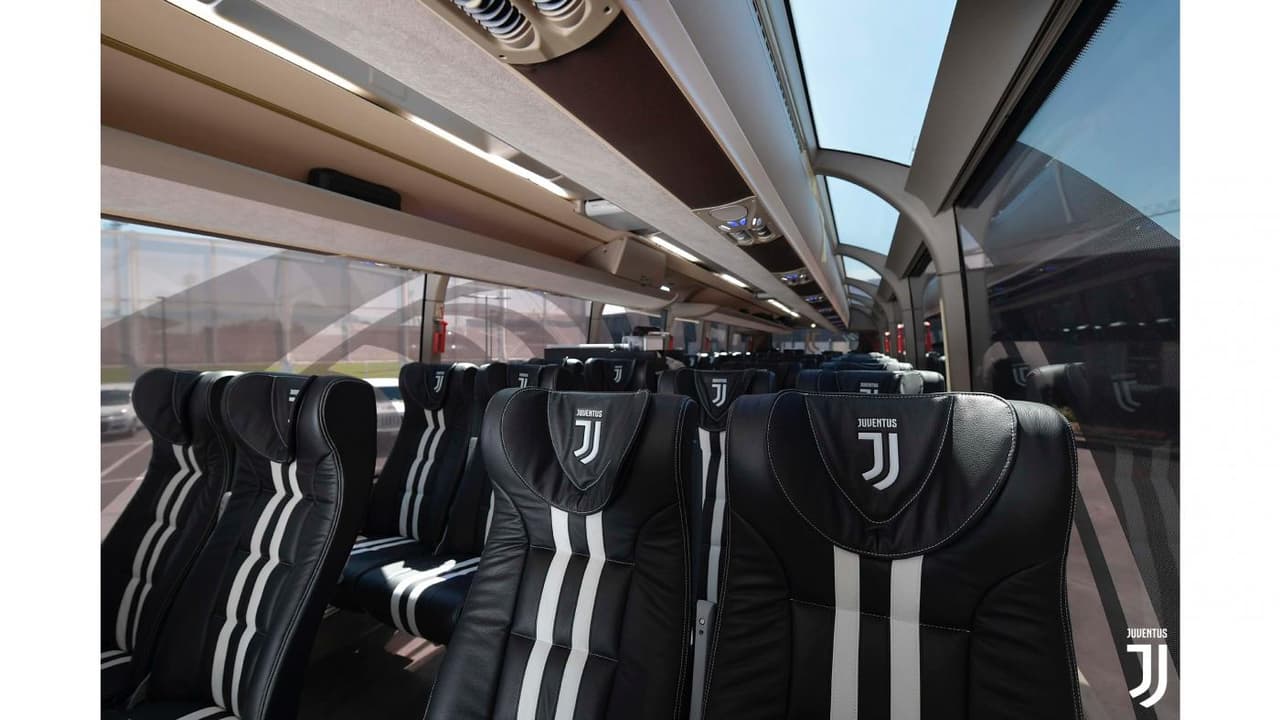 Por dentro es muy lujoso. Además de contar con un baño equipado, sus asientos son de primera calidad.