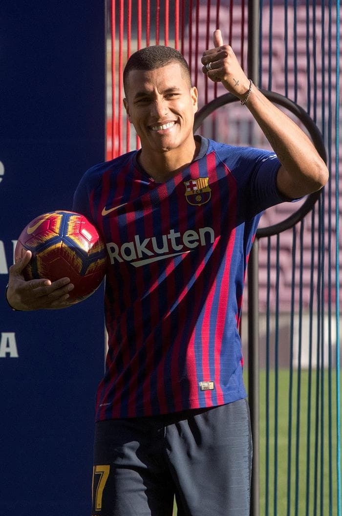 En las gradas, unos 1.500 aficionados, muchos de ellos con banderas colombianas, celebraron los primeros toques de balón del central.