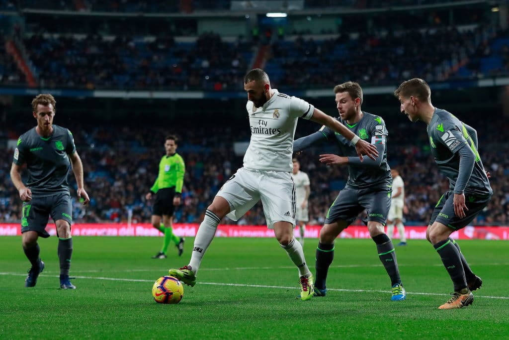 El delantero francés Karim Benzema poco pudo hacer ante la recia marca de la defensa de la Real Sociedad.