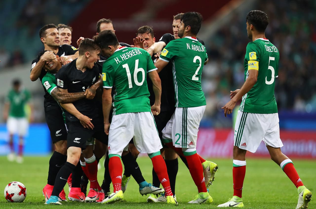 En medio de los intentos de separar los jugadores, hubo agresiones de lado y lado antes de la intervención arbitral.