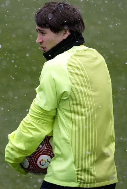 El joven Bojan Krkic apenas podía ver cómo entrenaban sus compañeros, esperando que esto no afecte más al Barcelona.