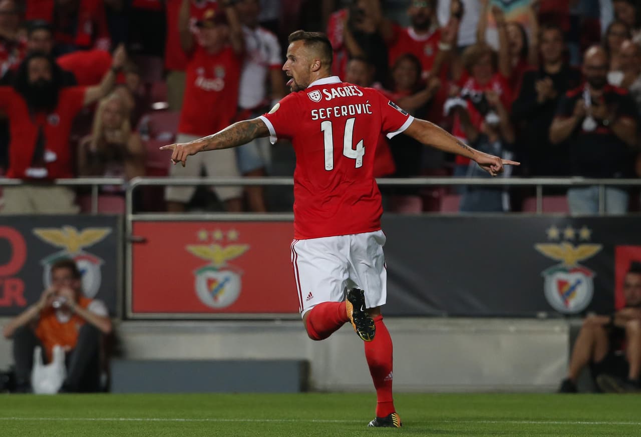 La cuenta en la primera mitad no acabaría allí. Al minuto 33, Seferovic recibió un balón a espaldas de la defensa del Belenenses para partir en velocidad y definir.