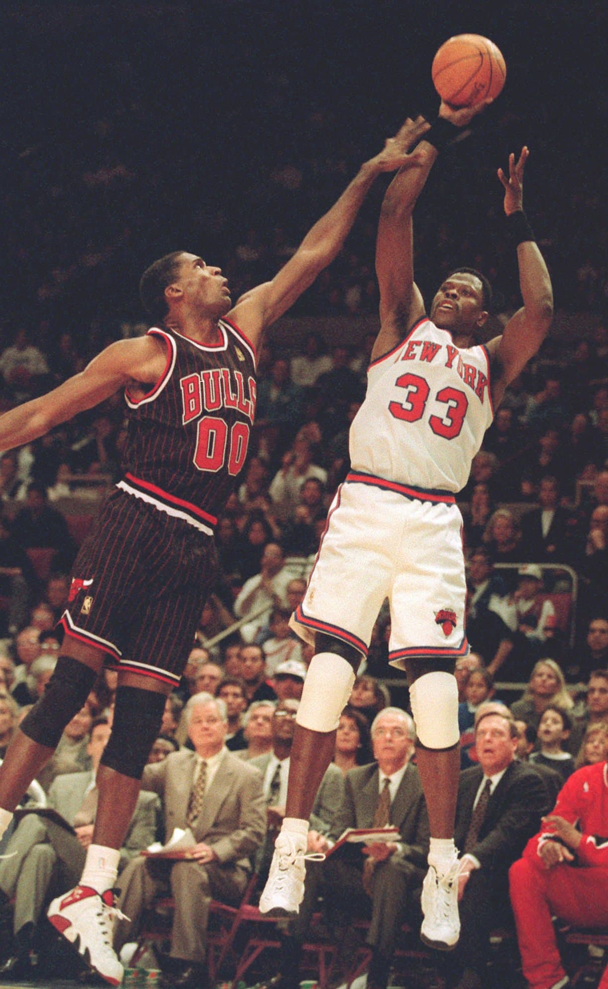 Robert Parish (de negro) se coronó a sus 43 años, 9 meses y 12 días de edad como campeón de NBA con los Chicago Bulls.