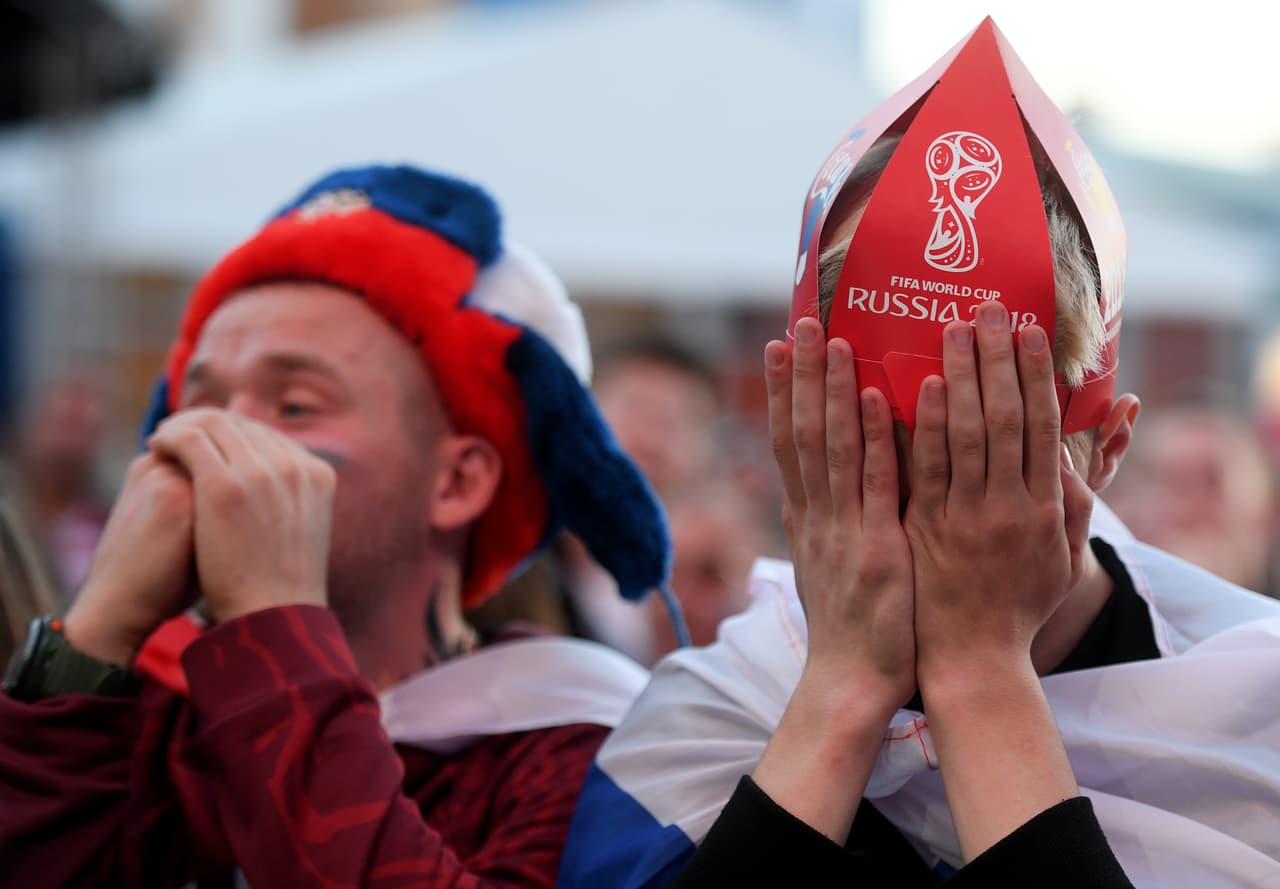 Al aire libre, los aficionados que no pudieron obtener boletos para ingresar al estadio, sufrieron con la eliminación de Rusia.