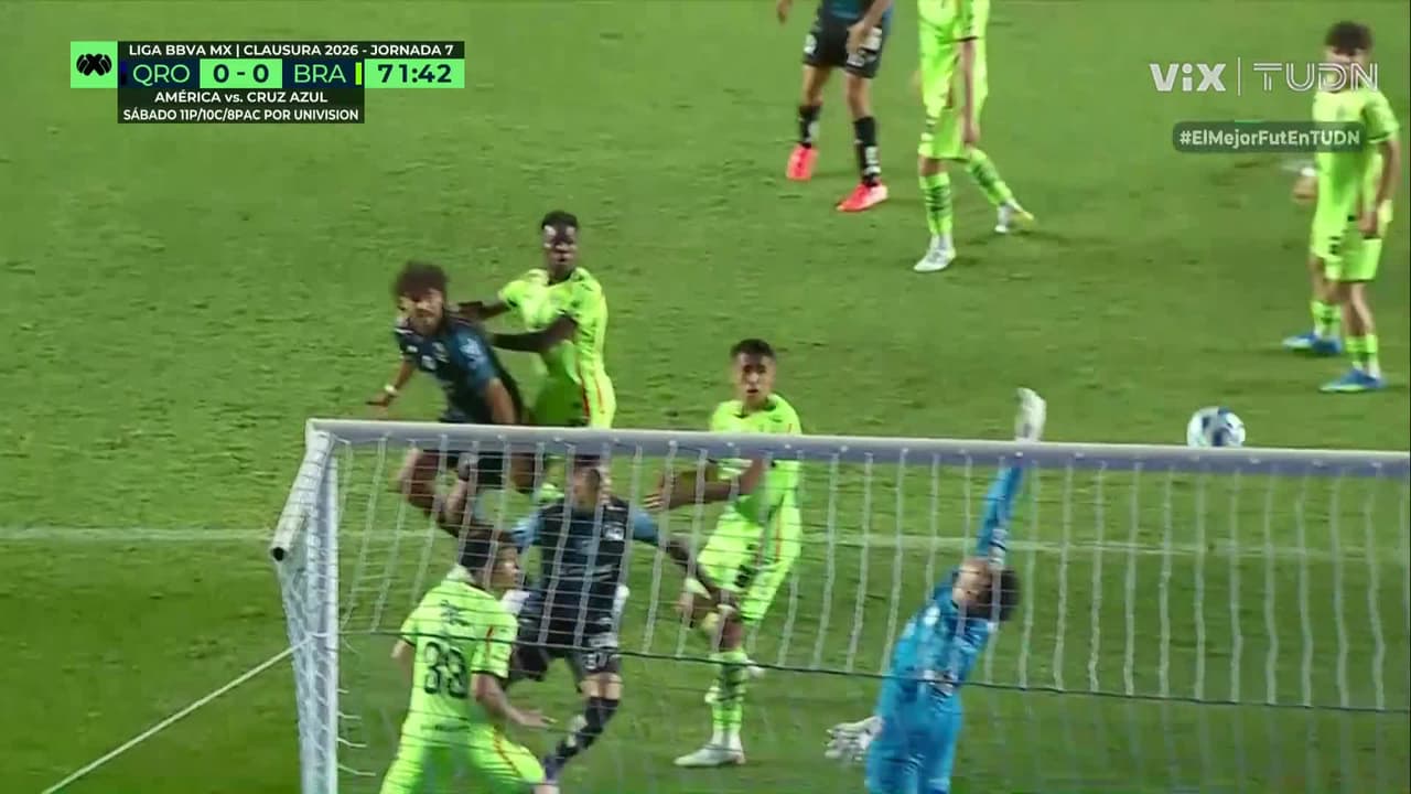 ¡Súper Jurado! El arquero araña el balón que revienta el travesaño