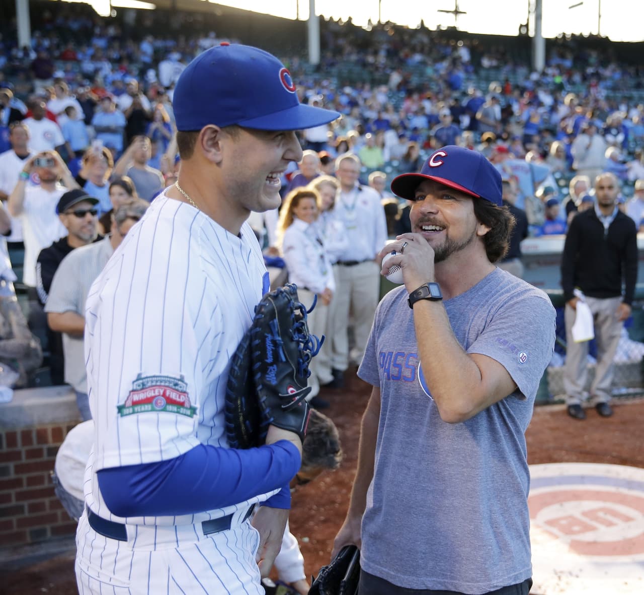 El jugador de los Cubs Anthony Rizzo junto con el vocalista de Pearl Jam, Eddie Vedder, que es otro de los fieles seguidores del equipo de Chicago.