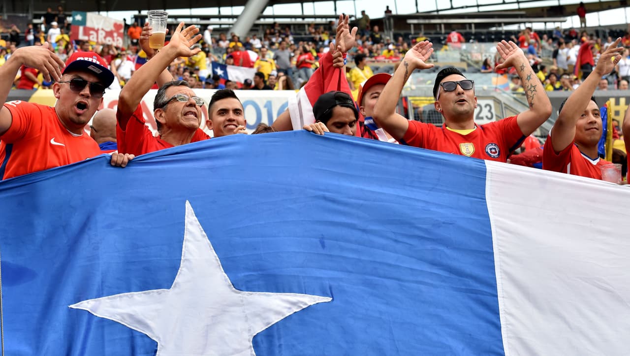 Seguidores de la selección de Chile presentes en el partido ante Colombia, en Chicago, Illinois.
