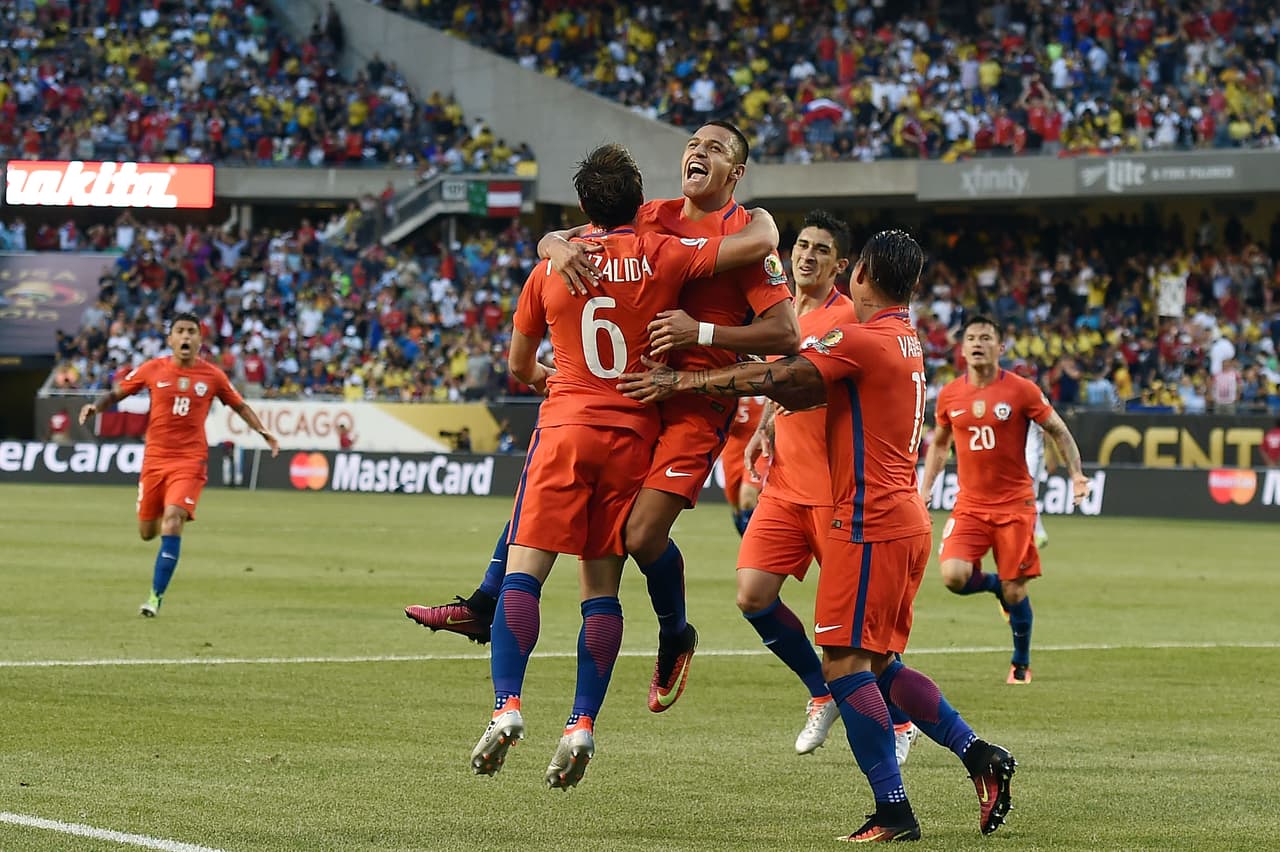 Todo el equipo de Chile celebra el segundo gol.