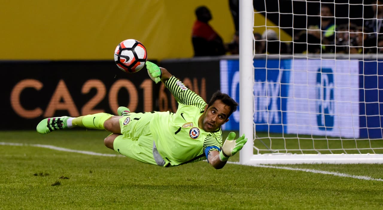 Claudio Bravo, el portero de Chile y del Barcelona, bloquea un tiro a gol en el primer tiempo.