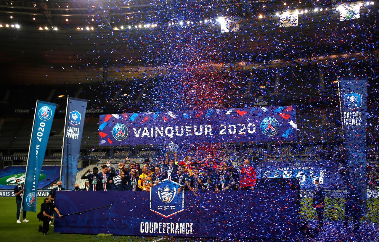 El Stade de France fue testigo de los festejos del PSG al conseguir su decimotercera Copa. El francés Mbappé festejó en muletas tras la terrible lesión que sufrió durante el partido.