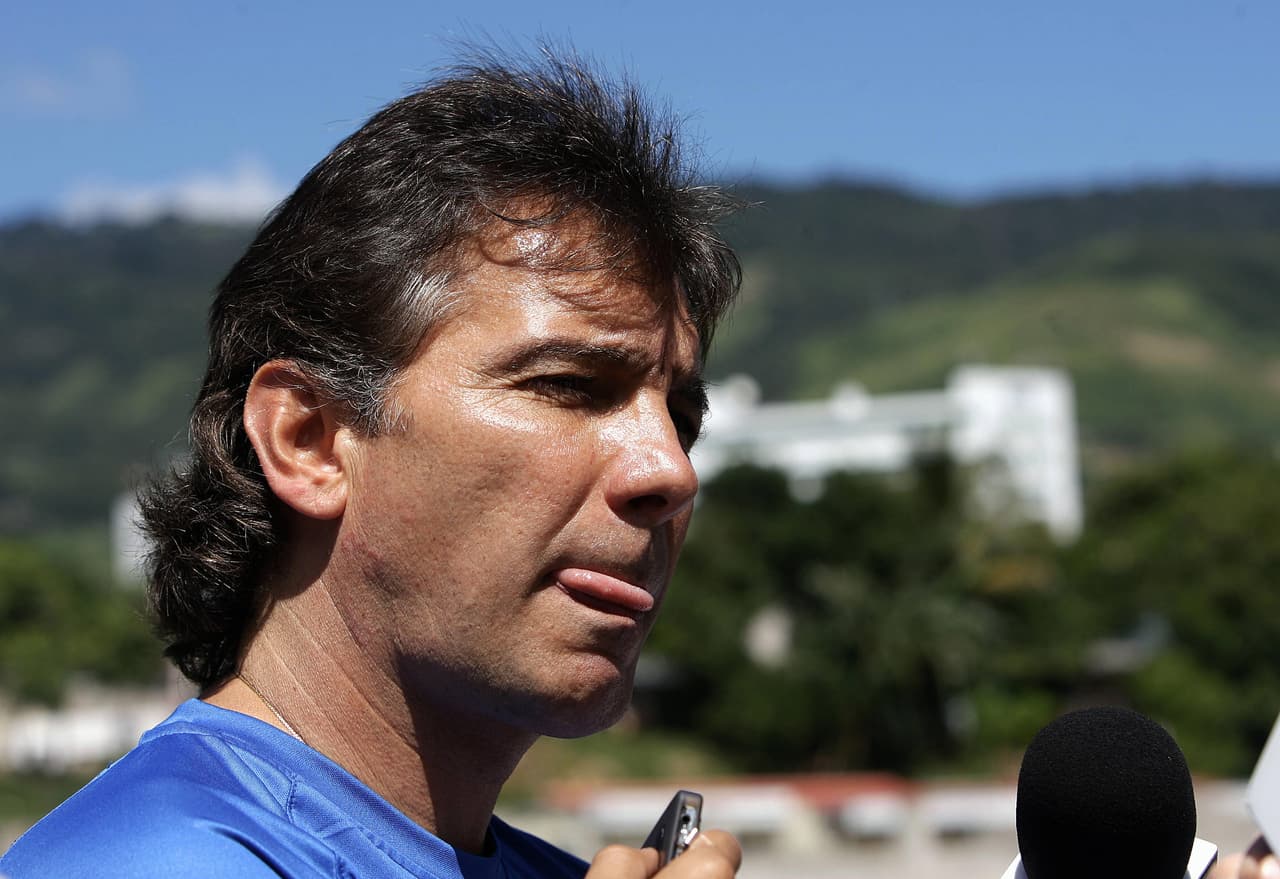 Incluso el ex DT de El Salvador, el mexicano' Carlos de los Cobos , declaró que un triunfo sobre México es realmente complicado: “Mientras que El Salvador llega con muchos problemas, es muy joven, un promedio de 24 años y hay muchos jugadores sin experiencia a nivel mayor”, apuntó.