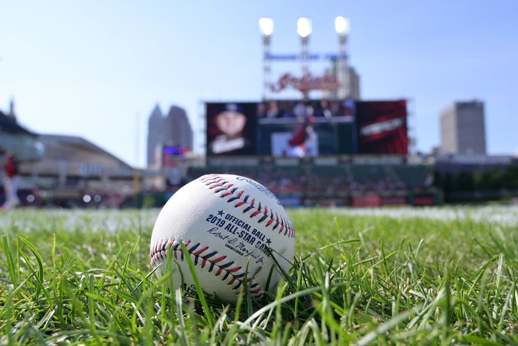 Una espectacular panorámica de Progressive Field, en Cleveland, Ohio, la sede del Juego de Estrellas con la pelota especial para la ocasión, en primer plano.