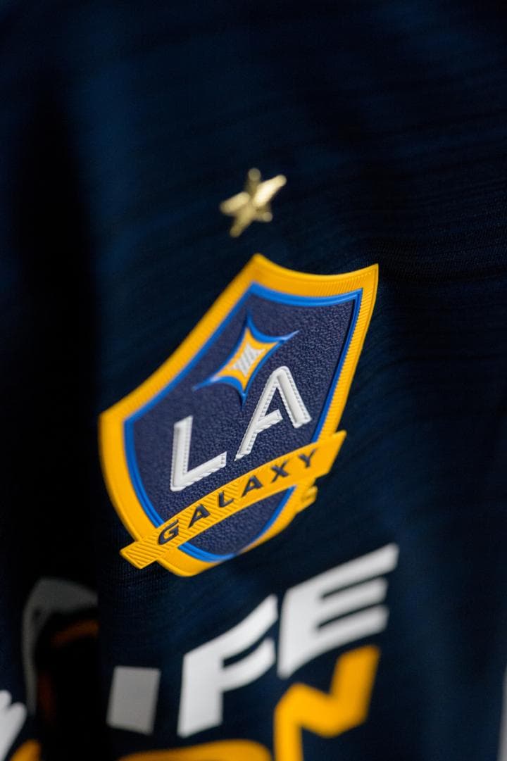 El escudo del club angelino resalta en la nueva camiseta azul marino. (Crédito: LA Galaxy)