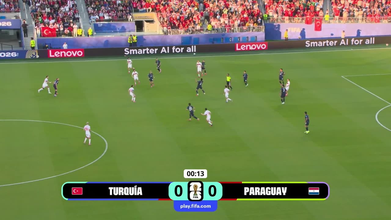 Arranca el partido y la pelota está en juego.