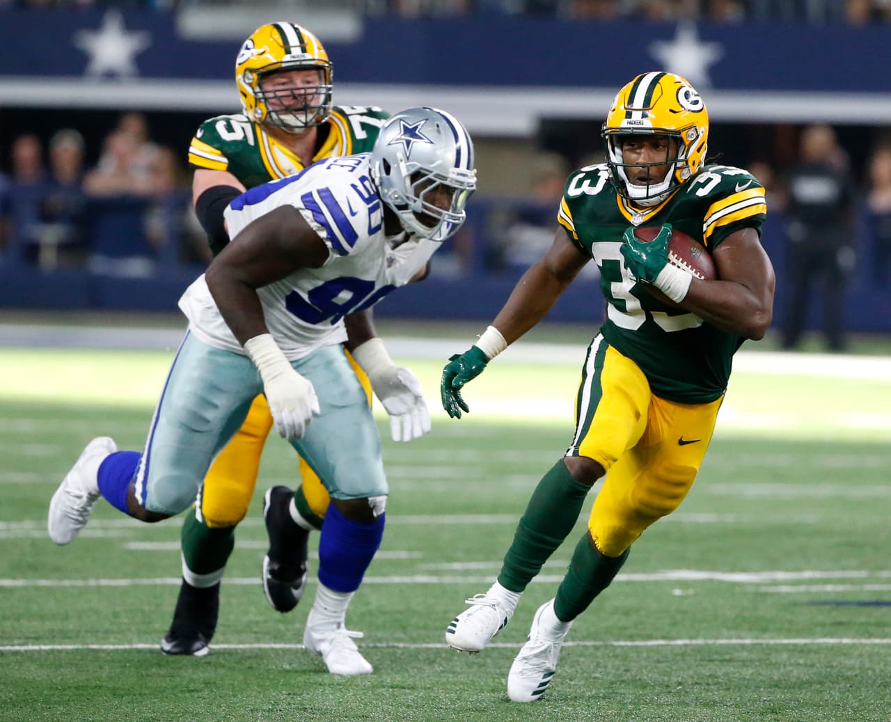 Aaron Jones se convirtió en el primer RB novato de Green Bay con 100 yardas en su primera apertura desde Samkon Gado en 2005. Acabó siendo figura con 19 acarreos para 125 yardas y un TD.
