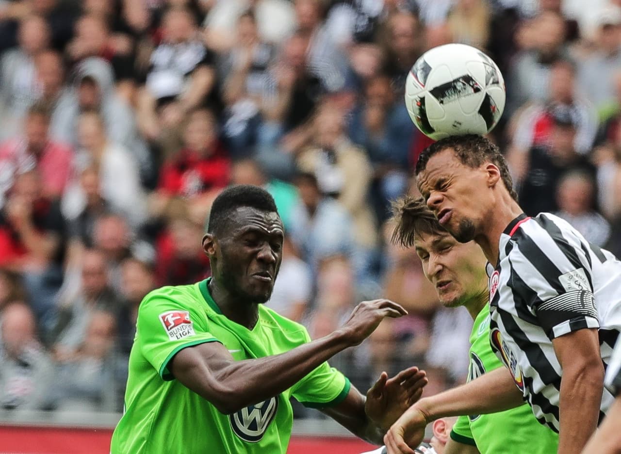Se peleaba más de lo que se jugaba en el Commerzbank-Arena durante este sábado.