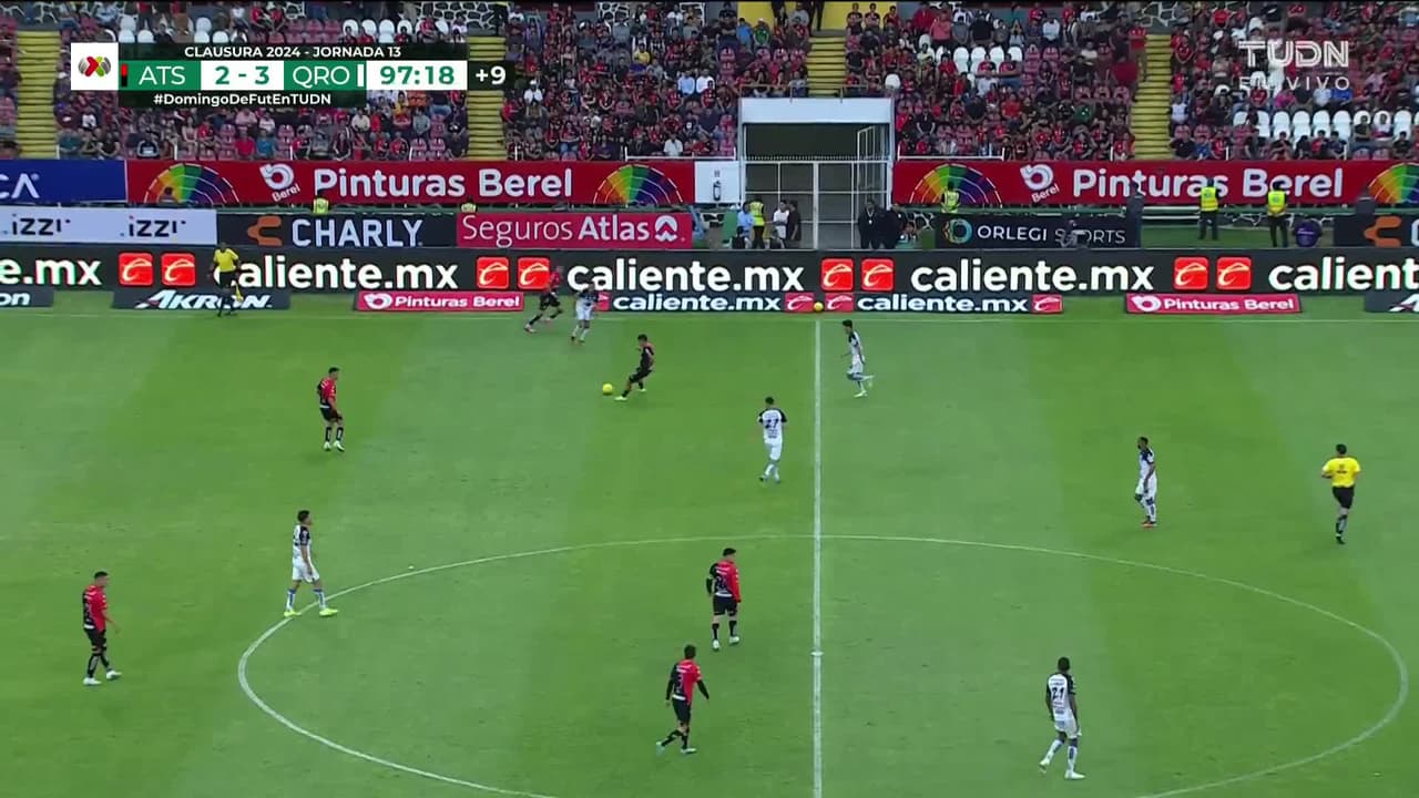 Arranca el partido y la pelota está en juego.