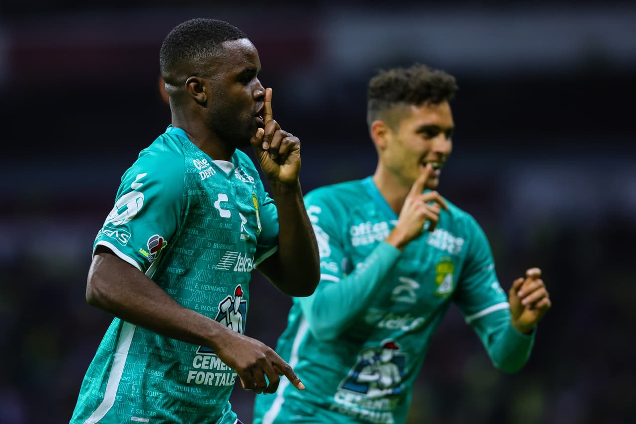 En la recta final, el árbitro anuló dos goles del América en cuestión de dos minutos y cuando se jugaba el minuto 90+4, Joel Campbell empató el juego.