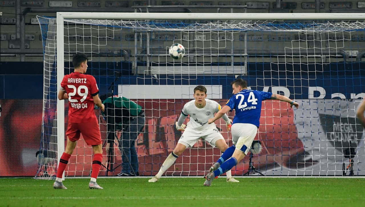 El portero del Schalke, Alexander Nuebel, salva su marco tras un remate de Kai Havertz.