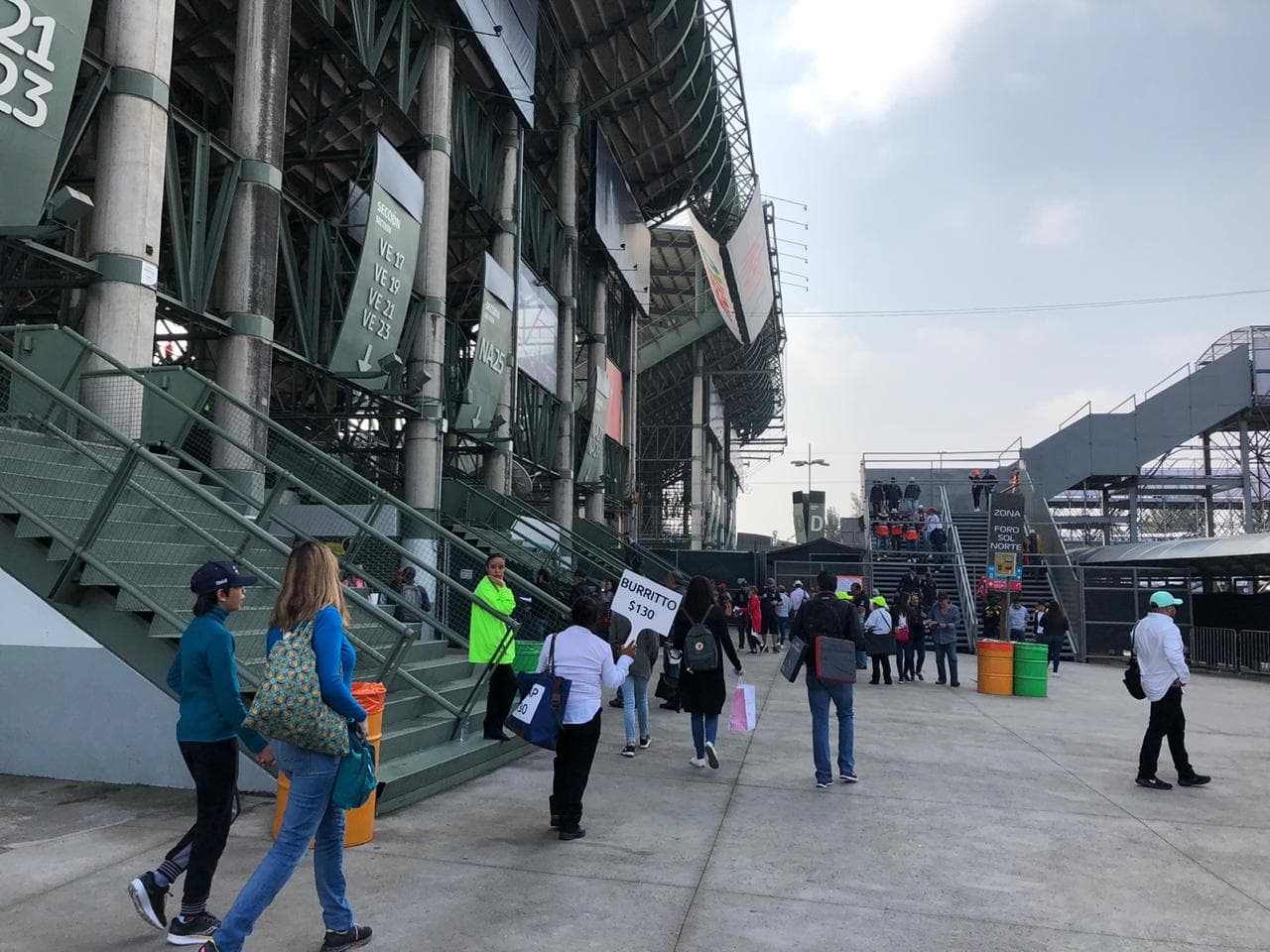 Aficionados conviven en familia previo al inicio de la Fórmula 1 en el Autódromo Hermanos Rodríguez.