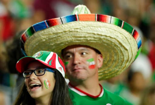 Aficionados mexicanos y catrachos colmaron las gradas del imponente University of Phoenix para el partido de cuartos de final entre México y Honduras.
