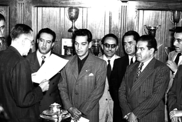 El América se apoyó en Cantinflas para repuntar fuera de la cancha y lo nombró Presidente Honorario, cargo que el actor aceptó con gusto.