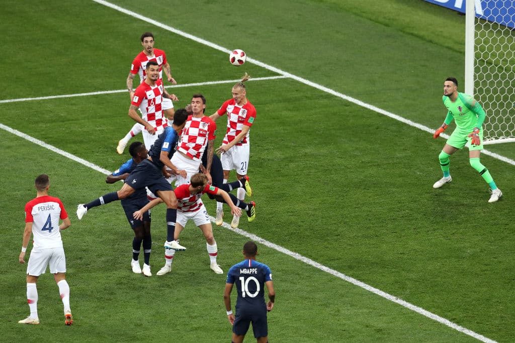 El remate de Mandzukic agarró dirección hacia su propia puerta, en un cabezazo que obviamente no tenía esa intención.