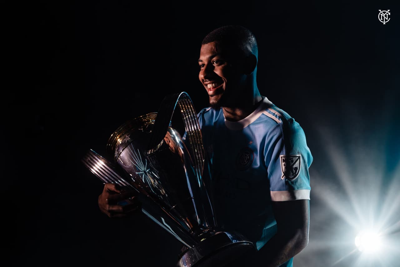 Thiago Andrade es otro de los que quizo inmortalizarse abrazando el trofeo de la MLS Cup.