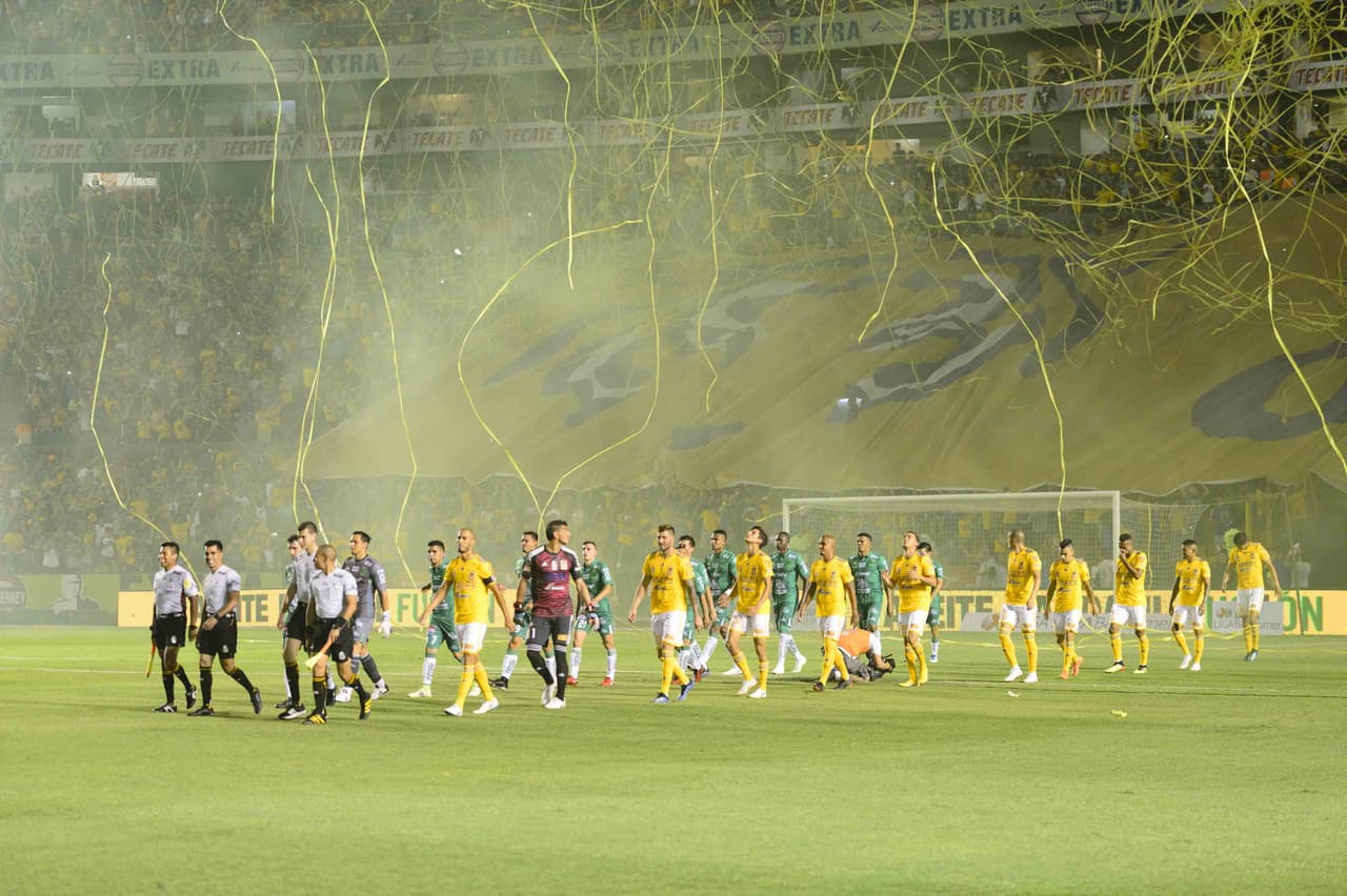 La afición colmó las tribunas del Estadio Universitario, ya que Tigres venía de golear 4-0 a Santos Laguna en el trofeo Campeón de Campeones disputado en Estados Unidos.