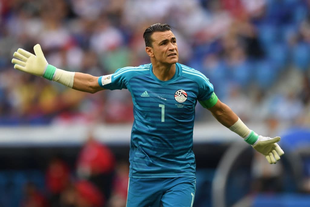 Essam El-Hadary impuso la marca del jugador más veterano en jugar en un Mundial, lo hizo en Rusia 2018 con Egipto, a los 45 años y 161 días. También dice adiós al equipo egipcio.
