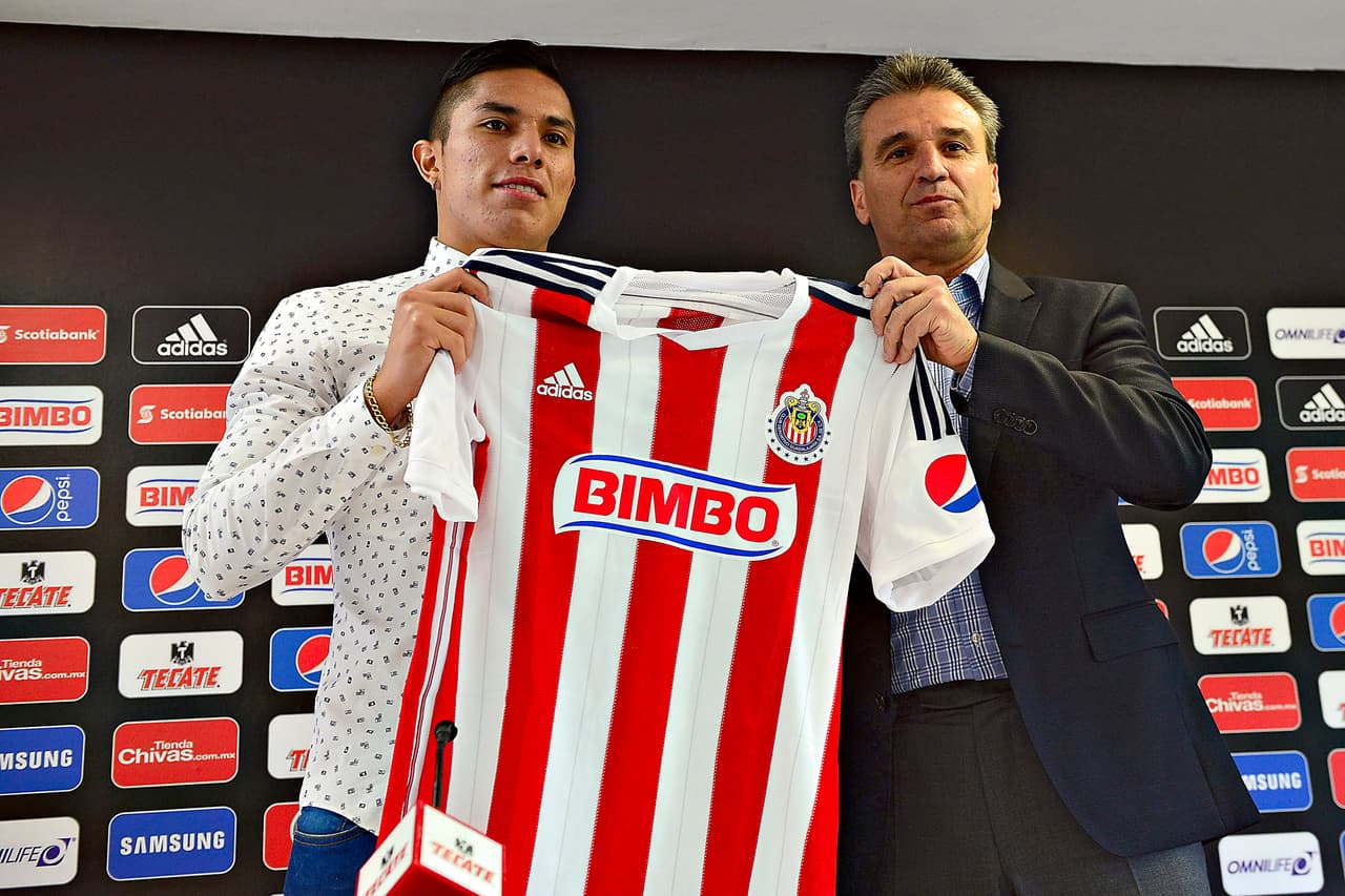 Carlos Salcedo mostró su nivel con las Chivas y esto le llevo a ser contratado por la Fiorentina en la Serie A de Italia. El préstamo le sirvió al zaguero para que el Frankfurt lo negociara con el Guadalajara posteriormente.
<br>