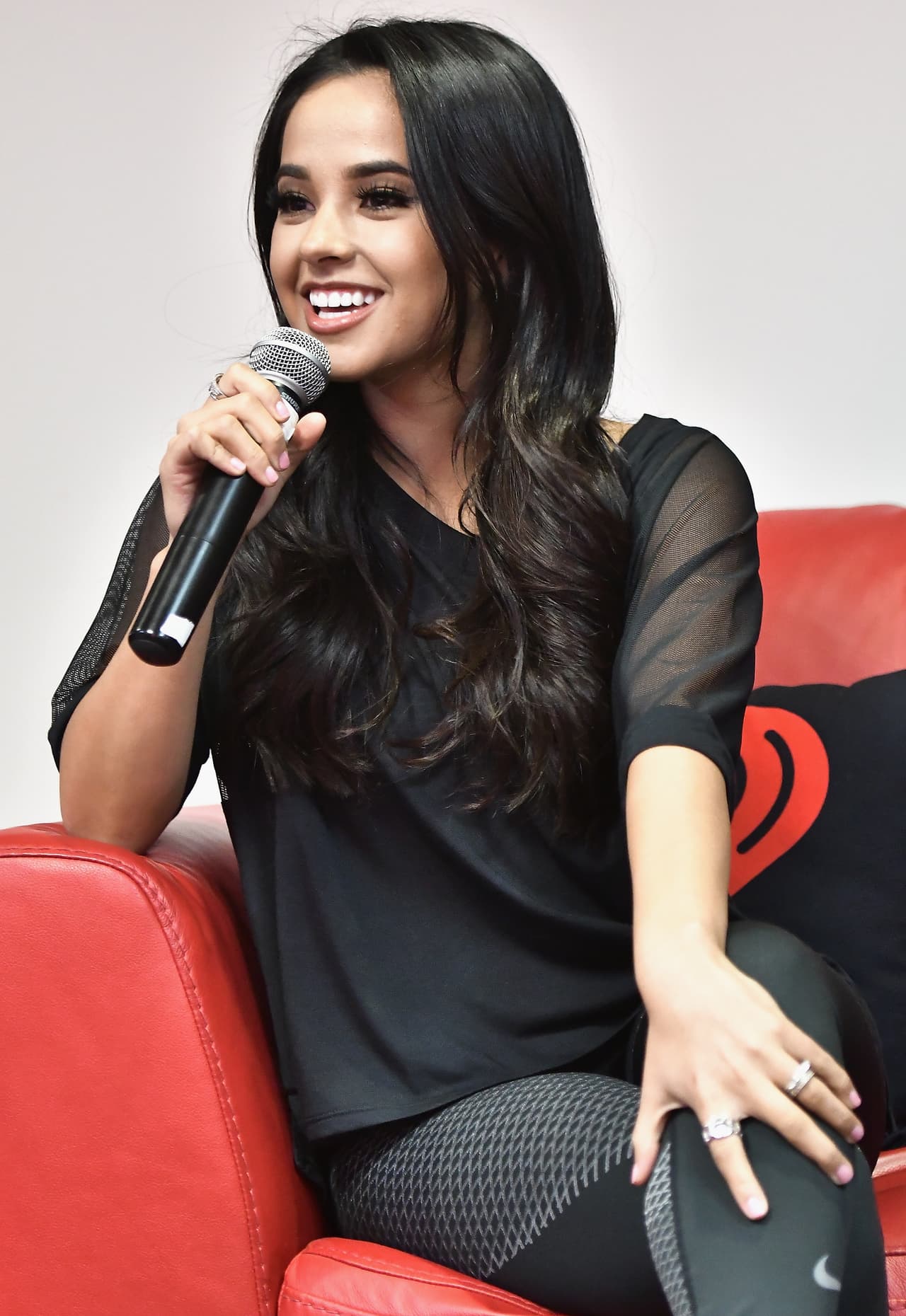 La talentosa y bellísima cantante californiana será parte de la gala de nuestros Premios Univision Deportes. Becky G pondrá muy alta la vara de la belleza en una gala que promete ser soñada.