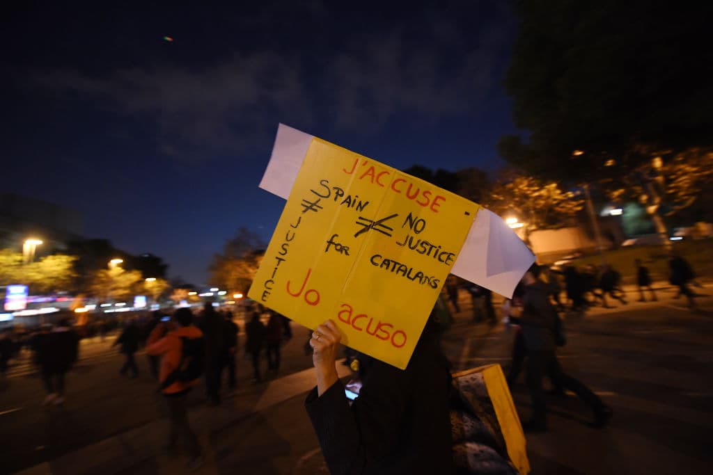 De forma pacífica, los catalanes se manifestaron con pancartas, balones y cantos al ritmo de 'Spain, sit and talk'.