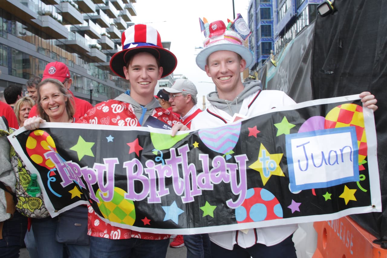 Comienza a caer la noche en Washington y los aficionados empiezan a llegar el estadio para ver el juego 3 de la Serie Mundial.