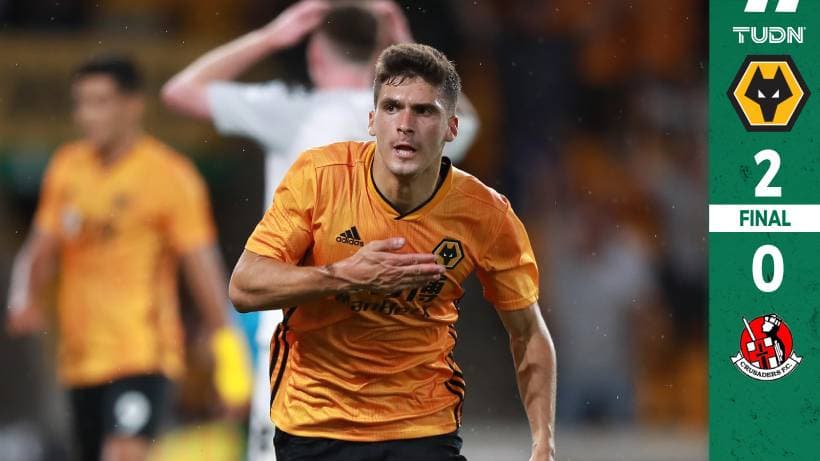 Rubén Vinagre celebra su gol, mientras Raúl Jiménez observa en el fondo.