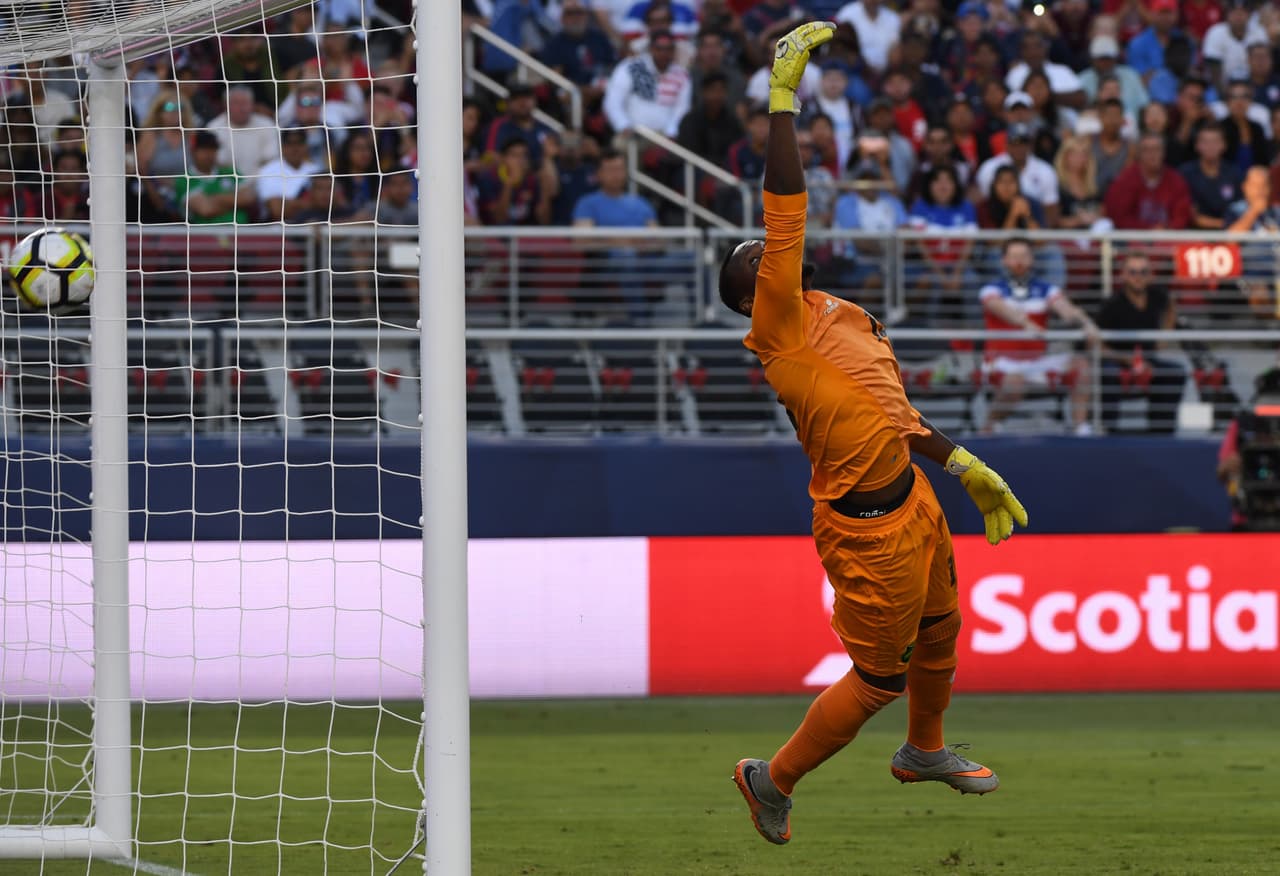 Ya con Dwayne Miller en la puerta cayó el primer gol de los norteamericanos. Un tiro libre muy lejano cobrado a la perfección por Jozy Altidore al minuto 45 del primer tiempo.