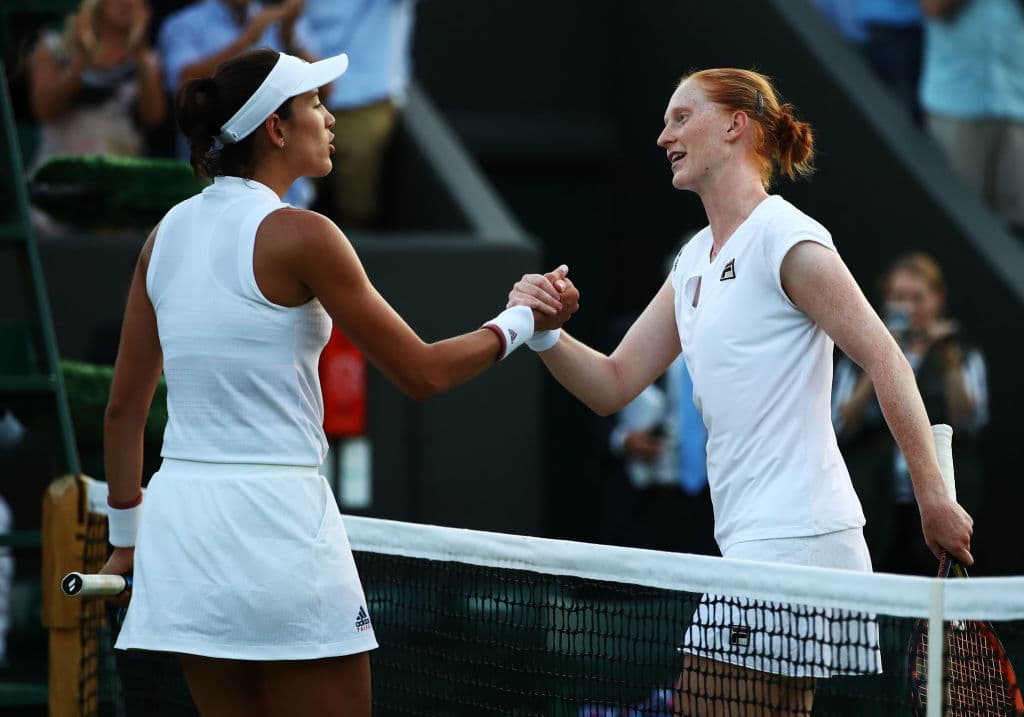 Una mujer tenista besa a su novia en Wimbledon y luego responde a los medios de manera brillante