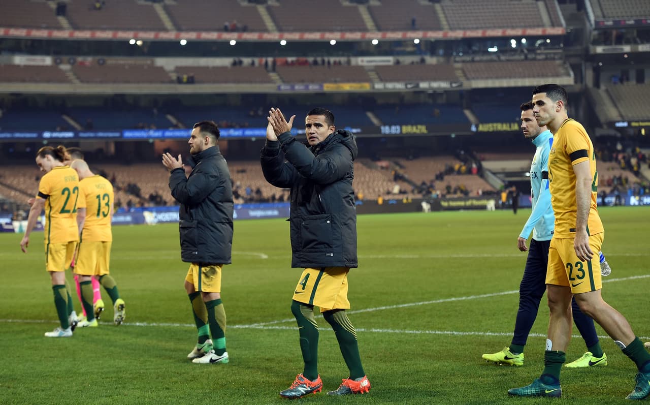 Tim Cahill, el ídolo del fútbol australiano, despidió a la gente después de esta pálida presentación con la que parten rumbo a Rusia para la Copa Confederaciones.
